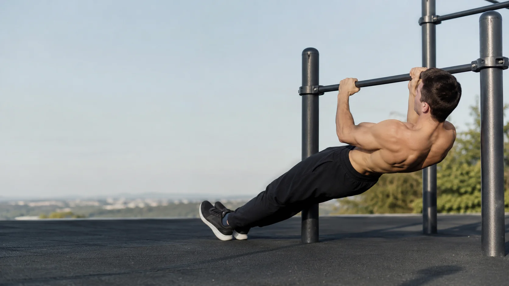 Remo invertido en barra para entrenar la espalda con calistenia