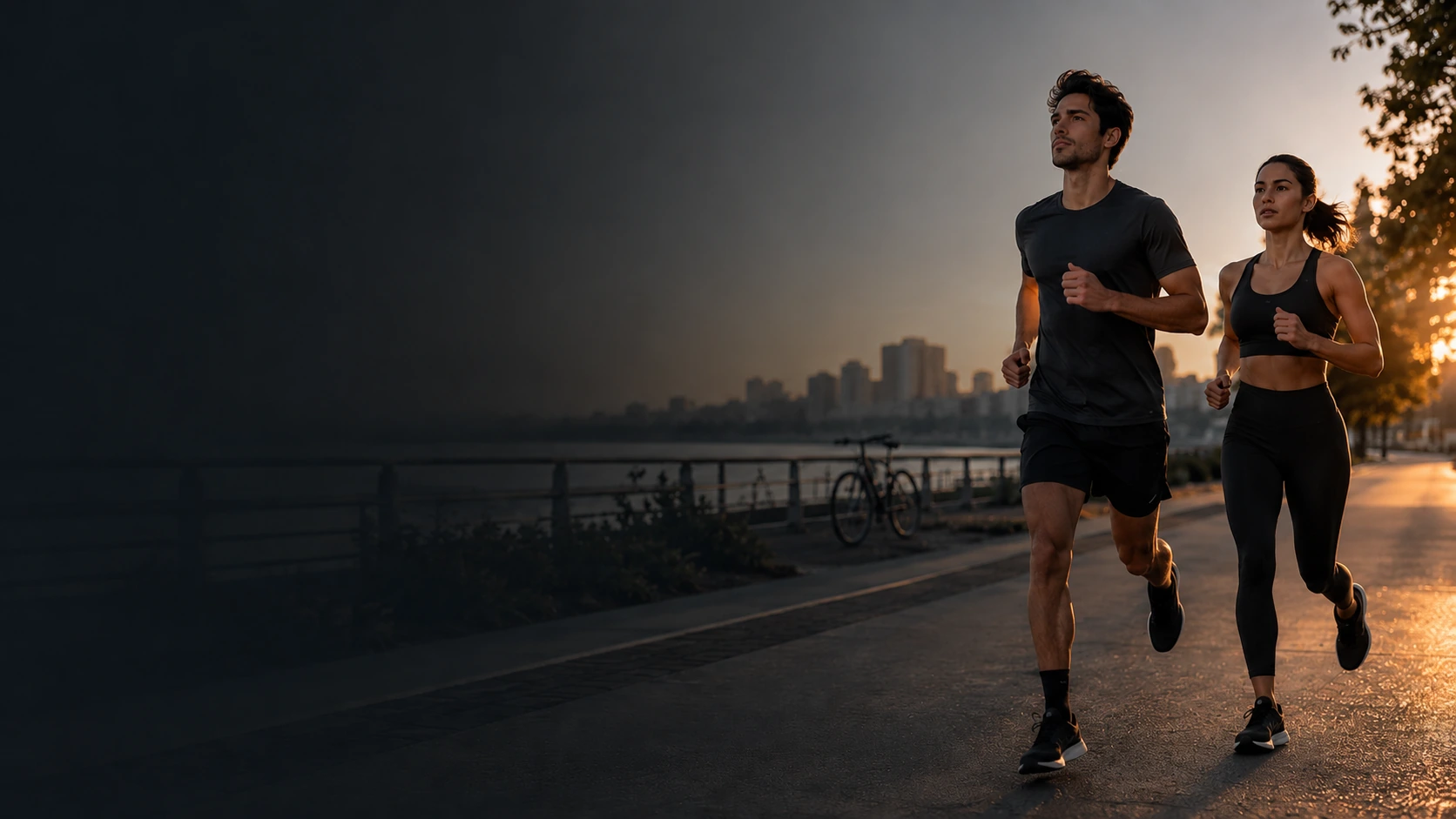 Dos personas corriendo a ritmo moderado por una zona urbana al atardecer para representar rutinas de cardio