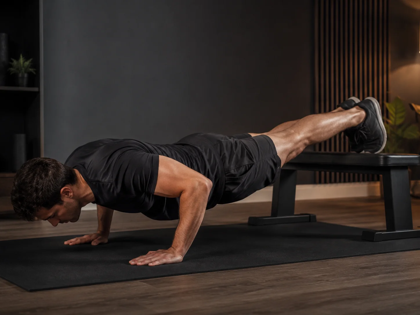 Hombre realizando una flexión con los pies elevados sobre un banco bajo y estable