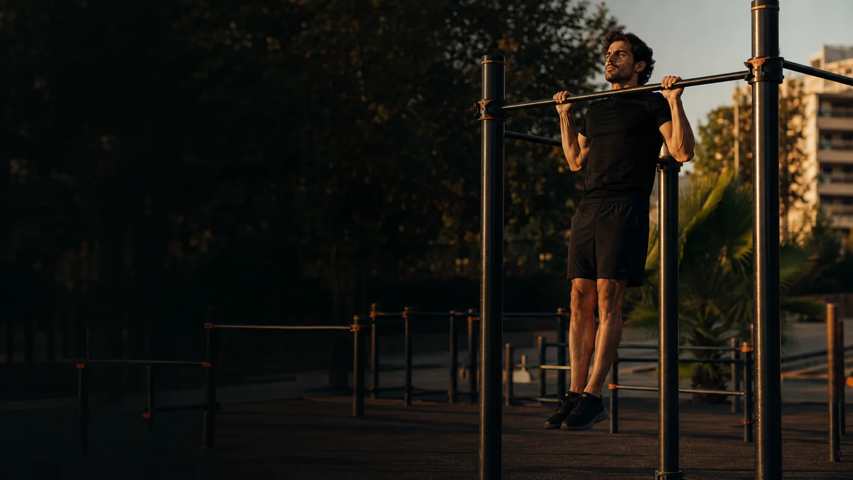 Entrenamiento de calistenia en un parque de barras